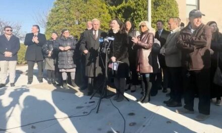 Funcionarios denuncian caos en escuela secundaria de Queens