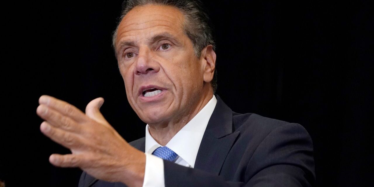 Gobernador Cuomo demandado por ex empleado por acoso sexual