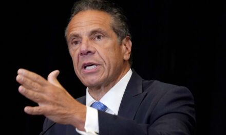 Gobernador Cuomo demandado por ex empleado por acoso sexual