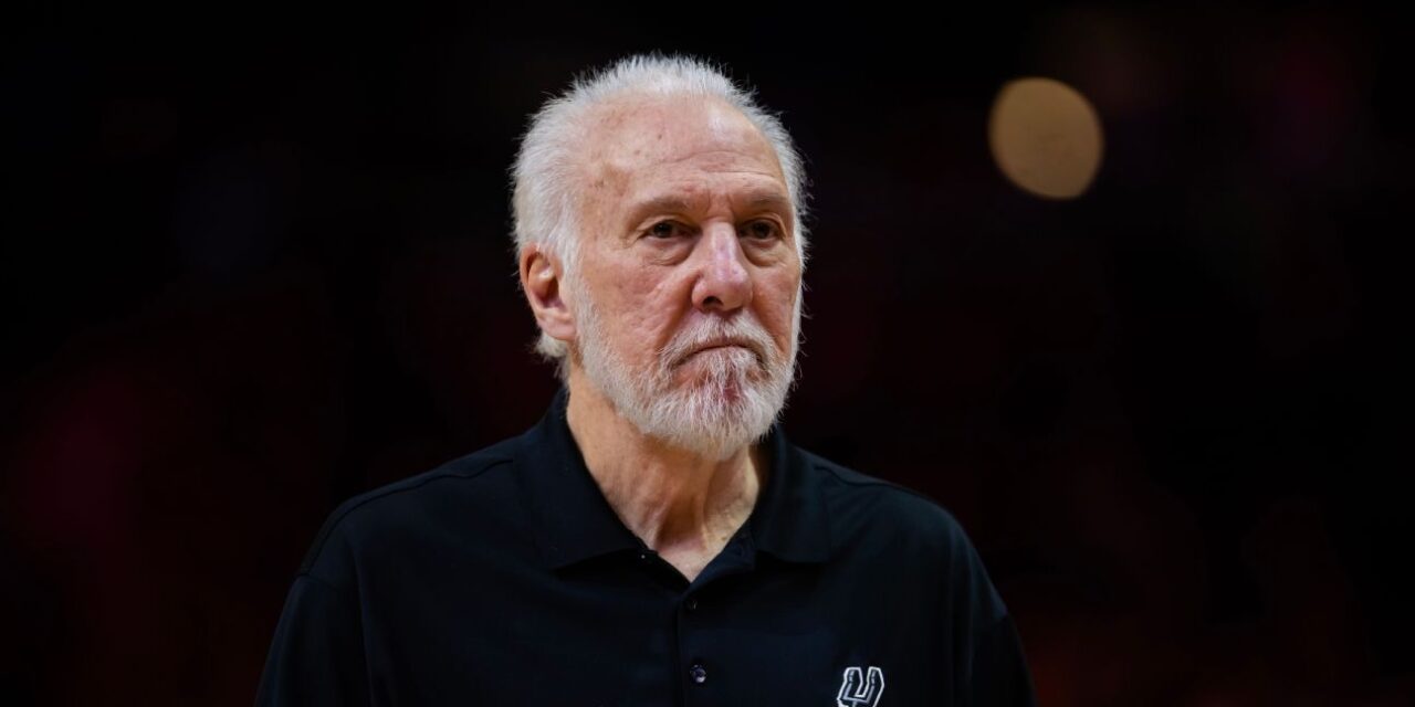 Gregg Popovich de los Spurs no se arrepiente de reprender a los fanáticos que abuchean a Leonard