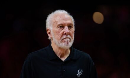 Gregg Popovich de los Spurs no se arrepiente de reprender a los fanáticos que abuchean a Leonard