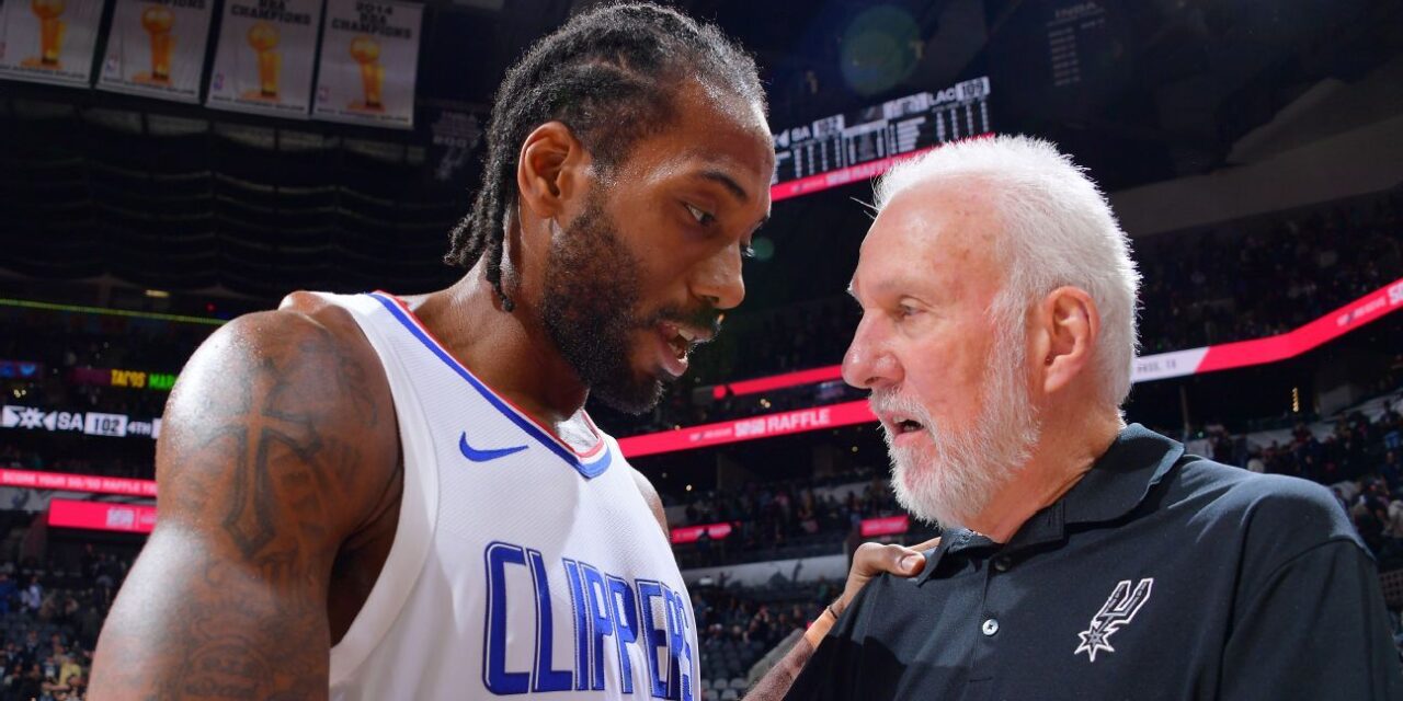 Gregg Popovich toma el micrófono mientras los fanáticos de los Spurs abuchean a Kawhi Leonard