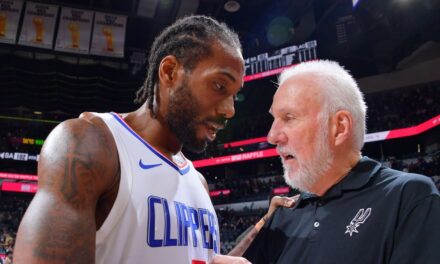Gregg Popovich toma el micrófono mientras los fanáticos de los Spurs abuchean a Kawhi Leonard
