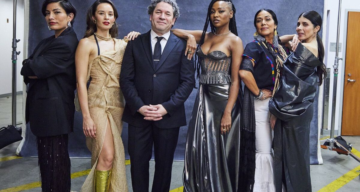 Gustavo Dudamel sube a seis cantantes latinas al escenario de la Filarmónica de Los Ángeles |  Cultura