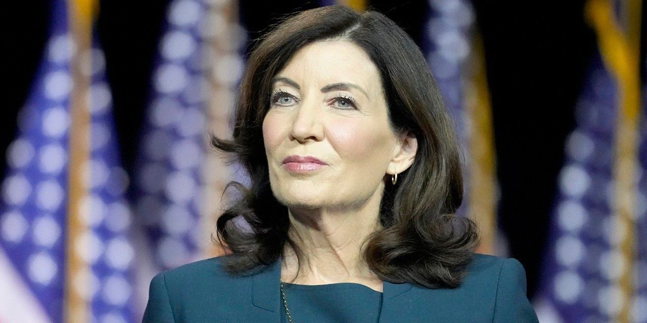 La gobernadora Kathy Hochul firma la Ley de Transparencia de LLC