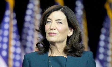 La gobernadora Kathy Hochul firma la Ley de Transparencia de LLC