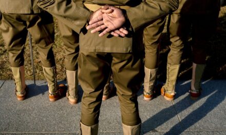 Hochul firma varios proyectos de ley sobre veteranos