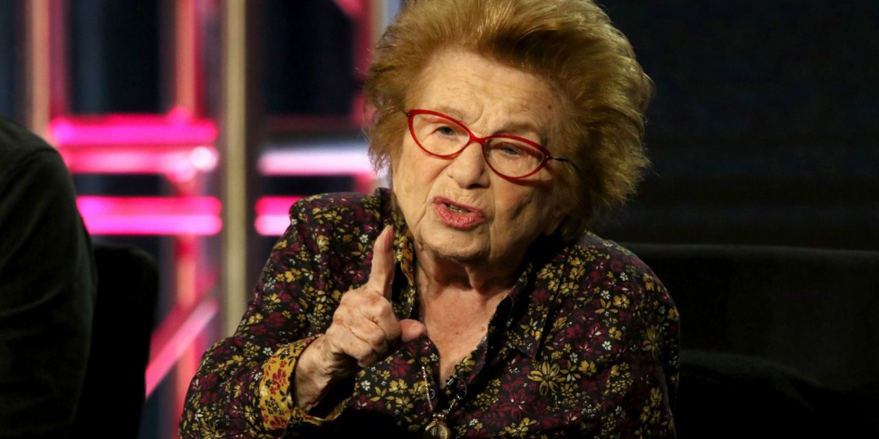 Hochul nombra embajadora de la soledad a la Dra. Ruth Westheimer