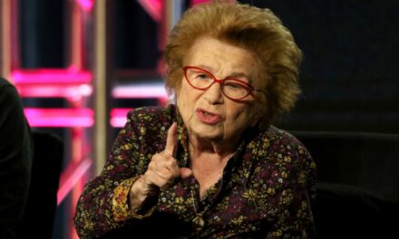 Hochul nombra embajadora de la soledad a la Dra. Ruth Westheimer