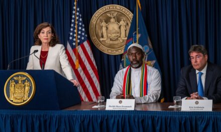 Hochul presenta un 'plan de cuatro pilares' para combatir el extremismo en línea