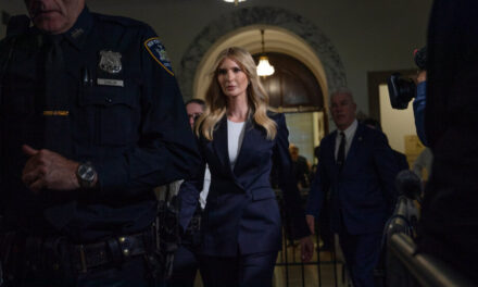 Ivanka Trump testifica que no estaba "al tanto" de las finanzas de su padre