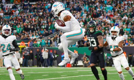 Jevon Holland de los Dolphins regresa con INT de 99 yardas para touchdown