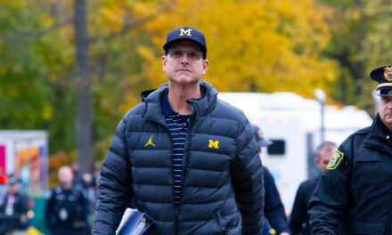 Jim Harbaugh acepta la suspensión por robo de señales de los Diez Grandes