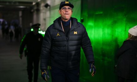 Jim Harbaugh de Michigan planea asistir a la audiencia judicial