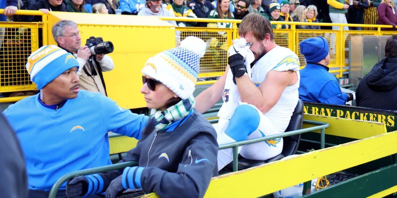 Joey Bosa de los Chargers fue retirado contra los Packers por una lesión en el pie