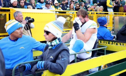 Joey Bosa de los Chargers fue retirado contra los Packers por una lesión en el pie