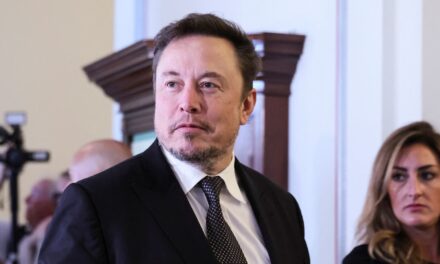 La Casa Blanca critica la "retórica antisemita" de Musk y dice que es "tonto" abandonar los contratos con SpaceX