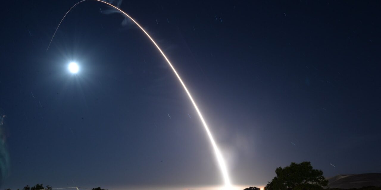 La Fuerza Aérea de EE. UU. hace explotar el Minuteman III en un vuelo de prueba después de una anomalía posterior al lanzamiento