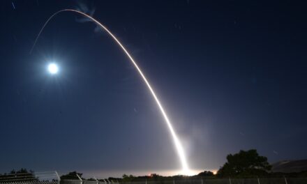 La Fuerza Aérea de EE. UU. hace explotar el Minuteman III en un vuelo de prueba después de una anomalía posterior al lanzamiento