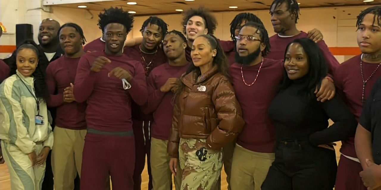 La La Anthony organiza la cena navideña del programa de tutoría de Rikers