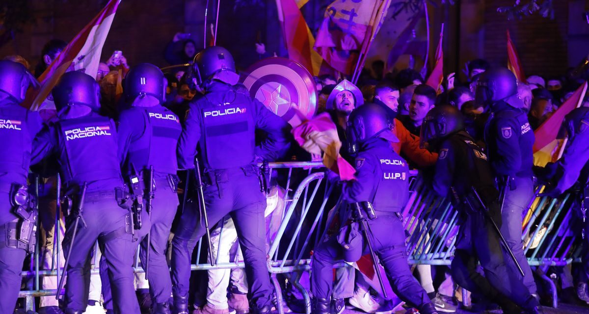 La cúpula de Vox se suma y jalea las protestas callejeras contra la amnistía ante las sedes del PSOE |  España
