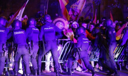 La cúpula de Vox se suma y jalea las protestas callejeras contra la amnistía ante las sedes del PSOE |  España