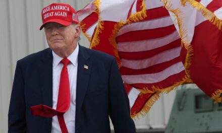 La defensa continúa llamando a testigos en el juicio por fraude a Trump