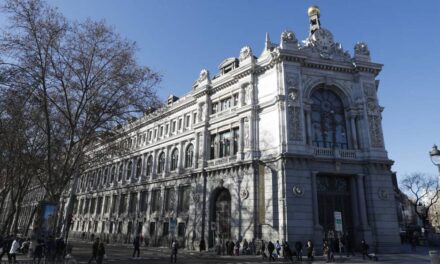 La deuda pública marca un récord de 1,57 billones en septiembre, pero su ratio sobre el PIB baja del 110% |  Economía