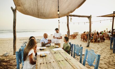 La mayoría de los estadounidenses dan una propina del 15% o menos en un restaurante, y algunos no dejan nada.