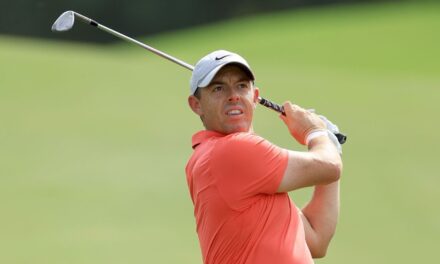 La pelota de Rory McIlroy aterriza en el regazo de una mujer en el World Tour Championship