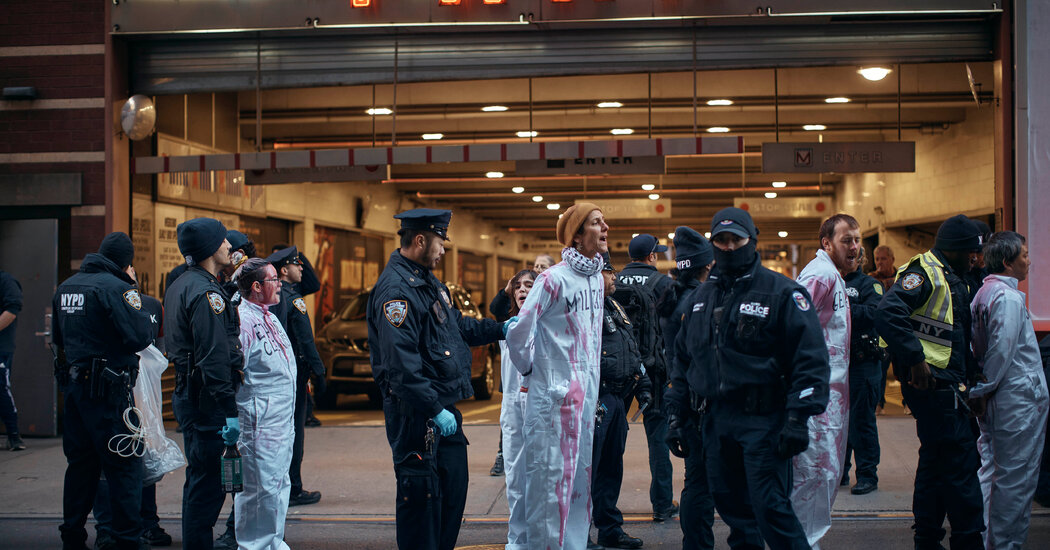 La policía de Nueva York detiene a 34 manifestantes pro palestinos en el desfile de Macy’s
