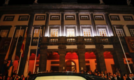 La política y la cultura canaria se reúnen en el último adiós a Jerónimo Saavedra.