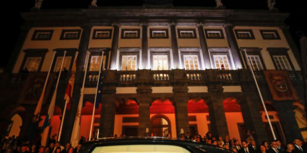 La política y la cultura canaria se reúnen en el último adiós a Jerónimo Saavedra.