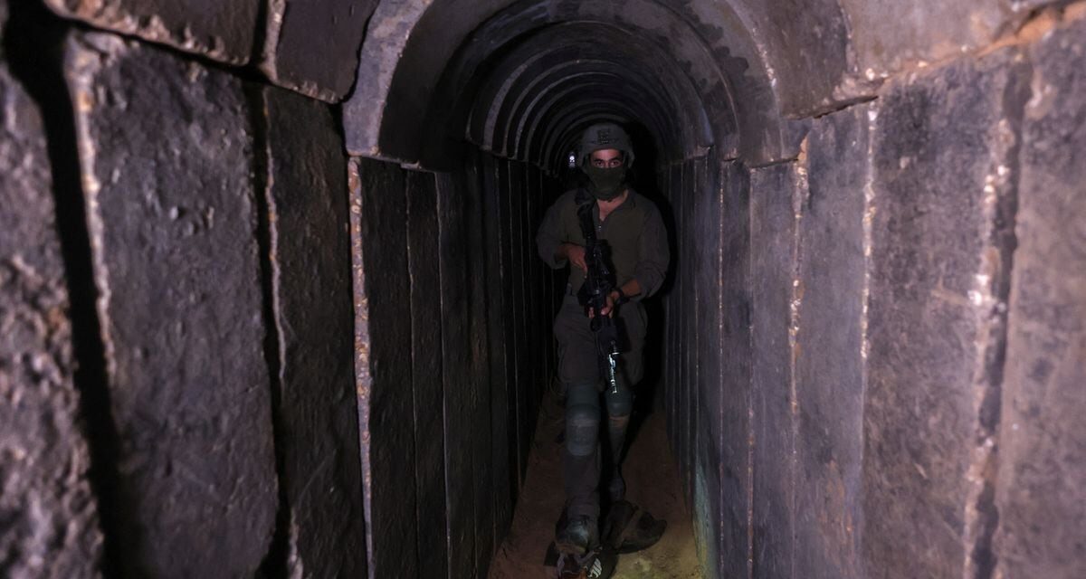 La prensa internacional accede junto al ejército israelí a un túnel subterráneo bajo el hospital de Al Shifa, en Gaza |  internacional