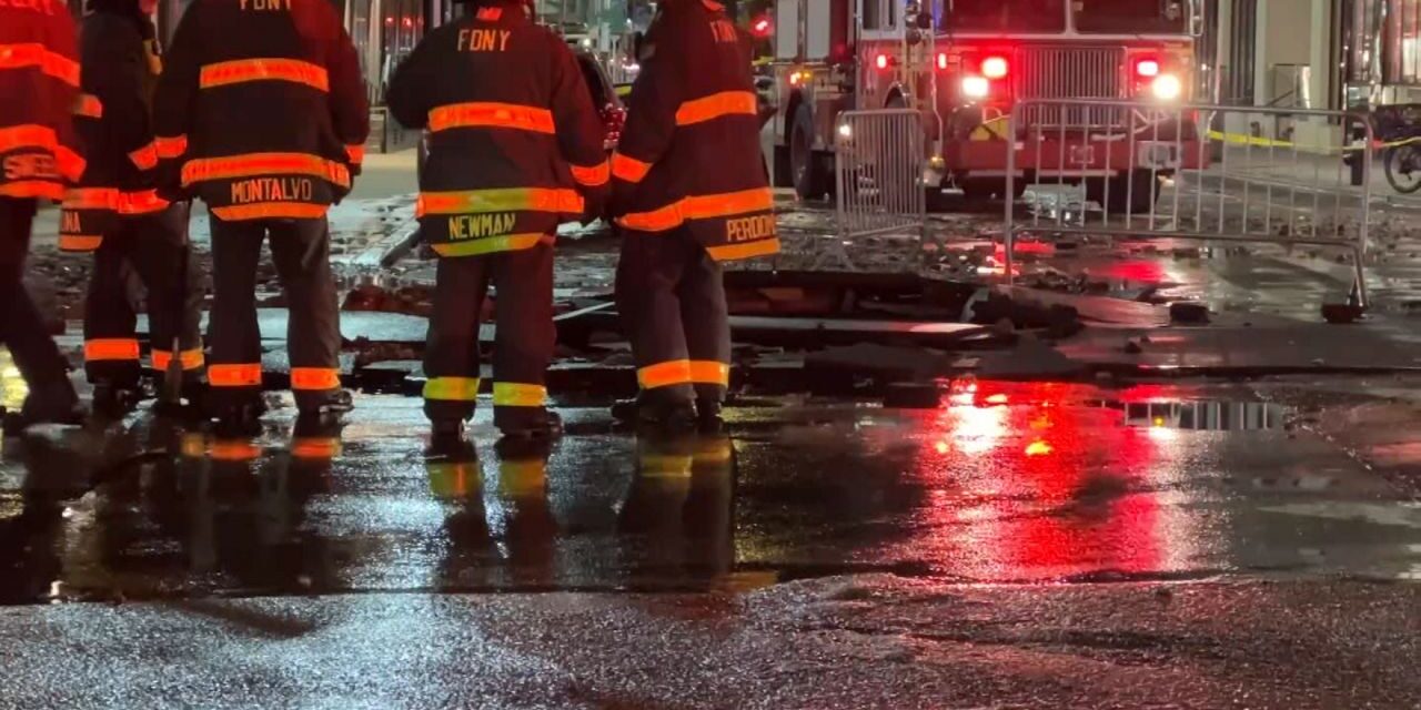 La rotura de una tubería de agua provoca el cierre de calles en el centro de Manhattan