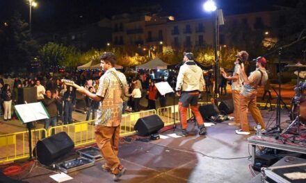 La segunda Octoberfest-Festa de la Tardor omple de música y animación en la plaza de Sant Joan de Súria