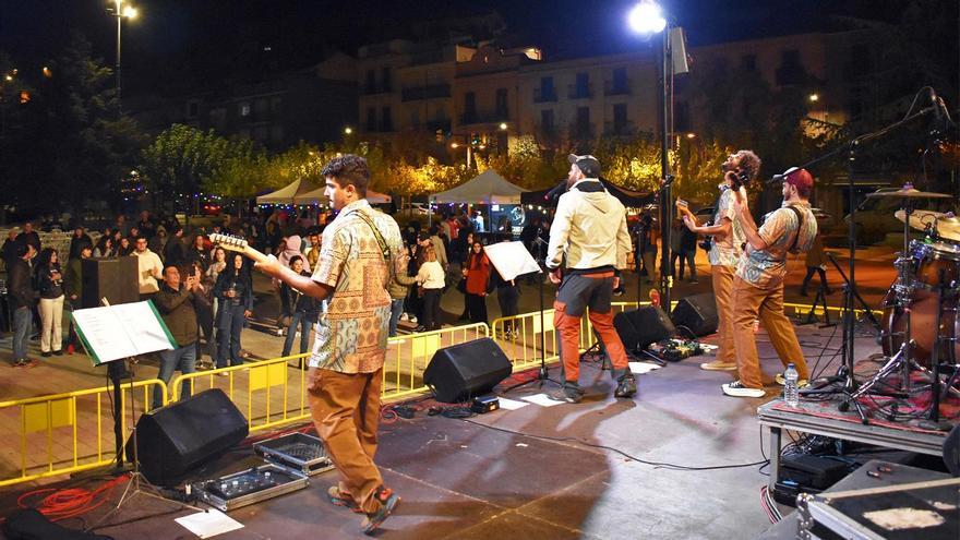 La segunda Octoberfest-Festa de la Tardor omple de música y animación en la plaza de Sant Joan de Súria
