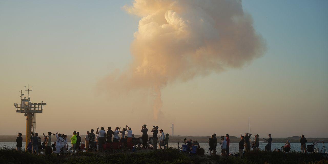 La segunda prueba de la nave espacial de SpaceX vuela más y termina con otra explosión