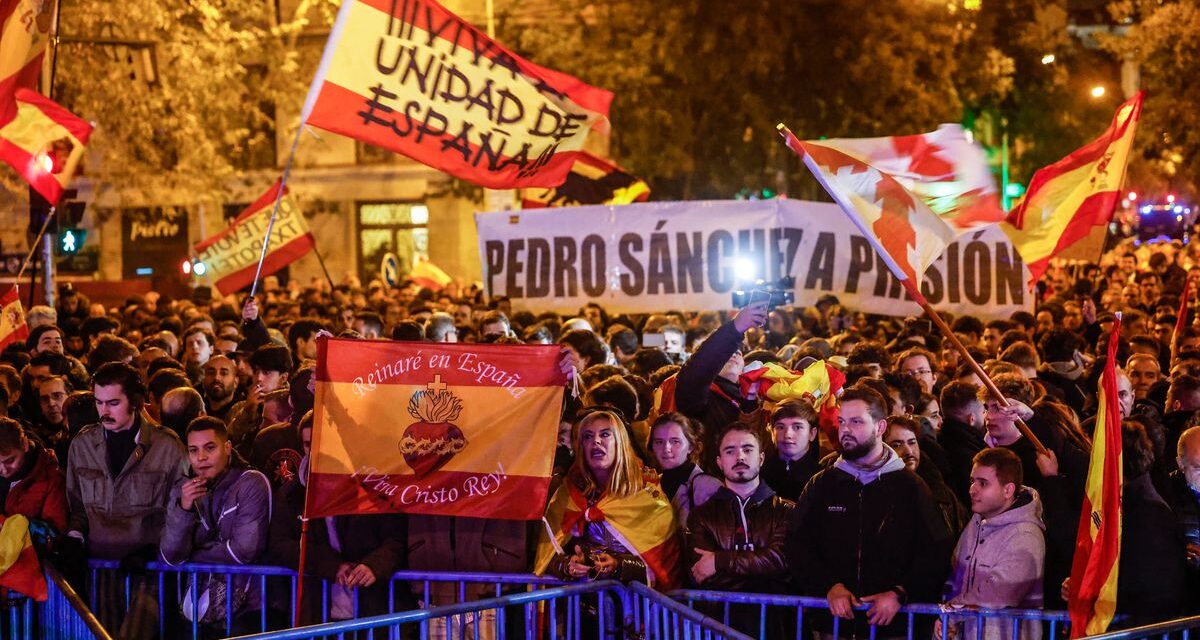 La sexta jornada de protestas ante sedes del PSOE se desarrolla sin grandes disturbios y con menos manifestantes |  España