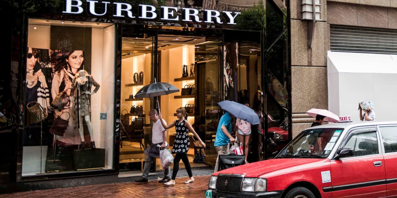 Las acciones de Burberry se hunden a medida que la desaceleración del gasto en lujo afecta