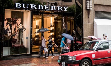 Las acciones de Burberry se hunden a medida que la desaceleración del gasto en lujo afecta