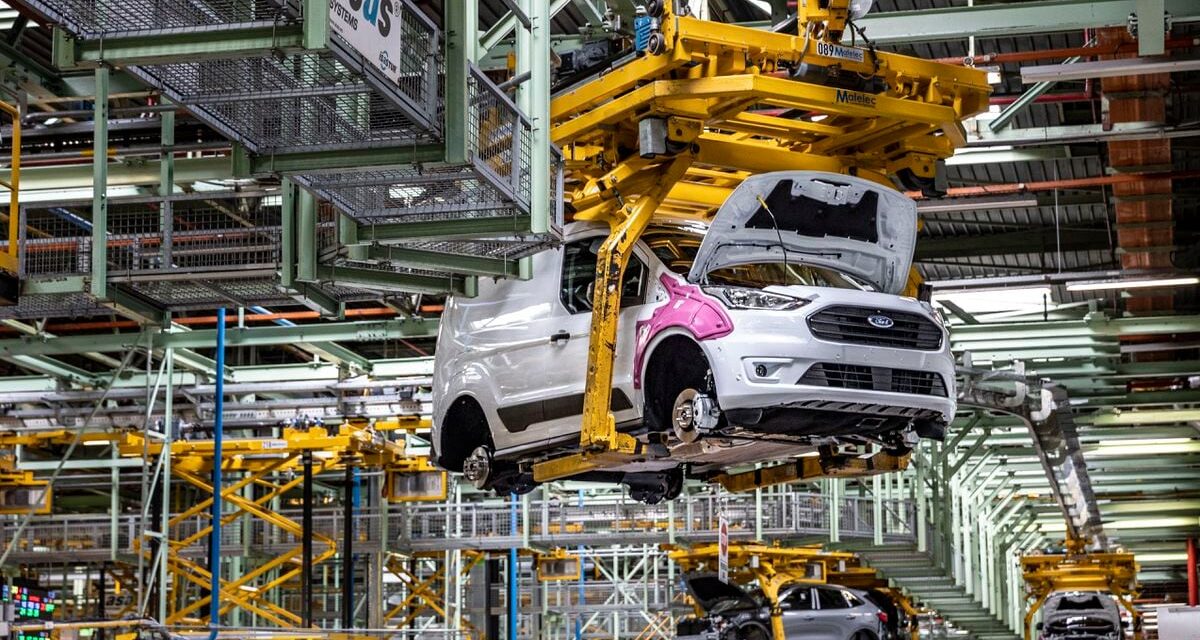 Las fábricas de coches blindan con los fondos europeos su reconversión al vehículo eléctrico |  Economía