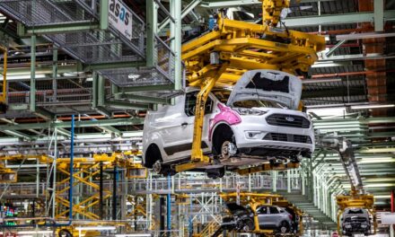 Las fábricas de coches blindan con los fondos europeos su reconversión al vehículo eléctrico |  Economía