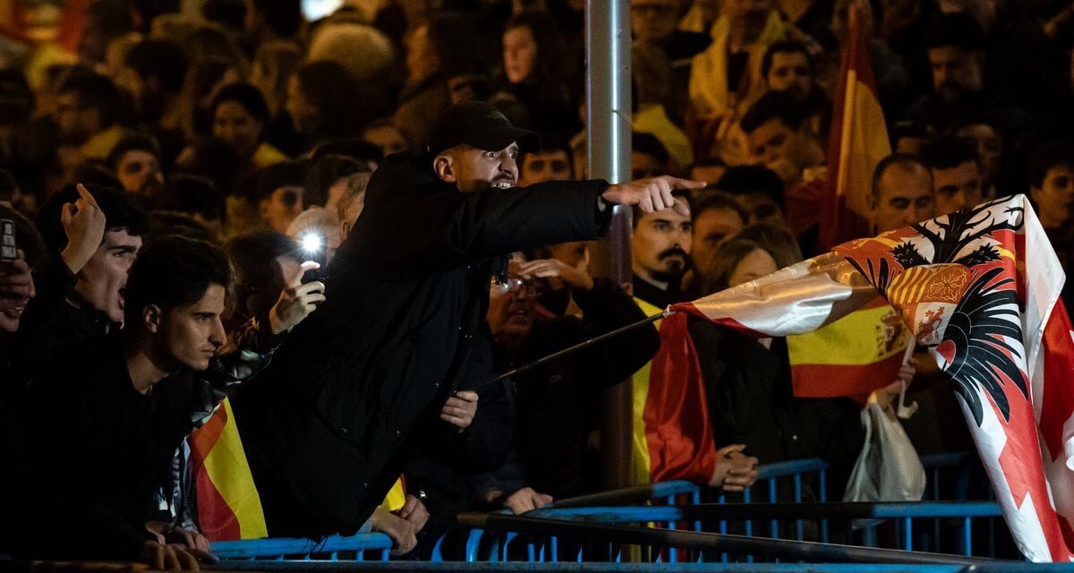 Las protestas ante Ferraz se intensifican el día de la investidura de Pedro Sánchez y terminan con cargas policiales y detenciones |  España