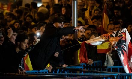 Las protestas ante Ferraz se intensifican el día de la investidura de Pedro Sánchez y terminan con cargas policiales y detenciones |  España
