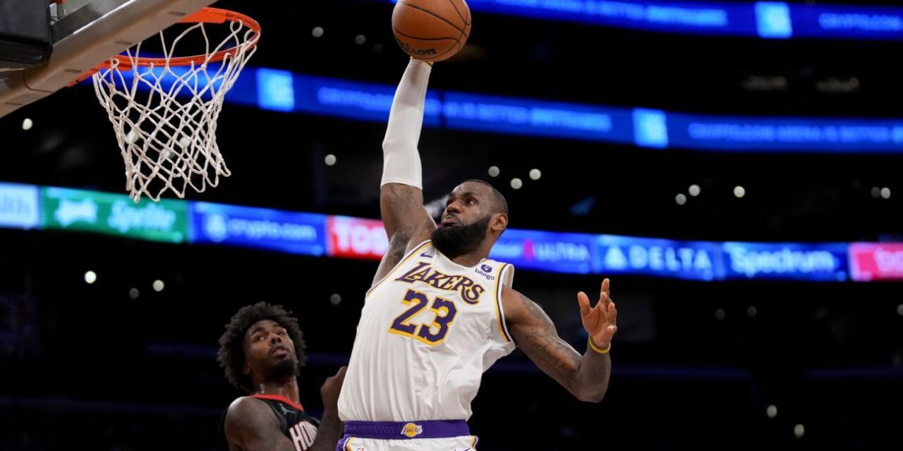 LeBron James 'lo sube' y anota 37 en la victoria sobre Brooks y Rockets