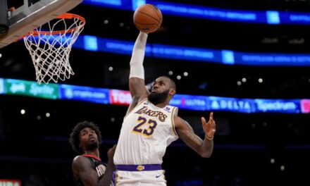 LeBron James 'lo sube' y anota 37 en la victoria sobre Brooks y Rockets