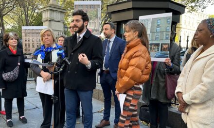 Legisladores y residentes se manifiestan contra los quioscos 5G de LinkNYC