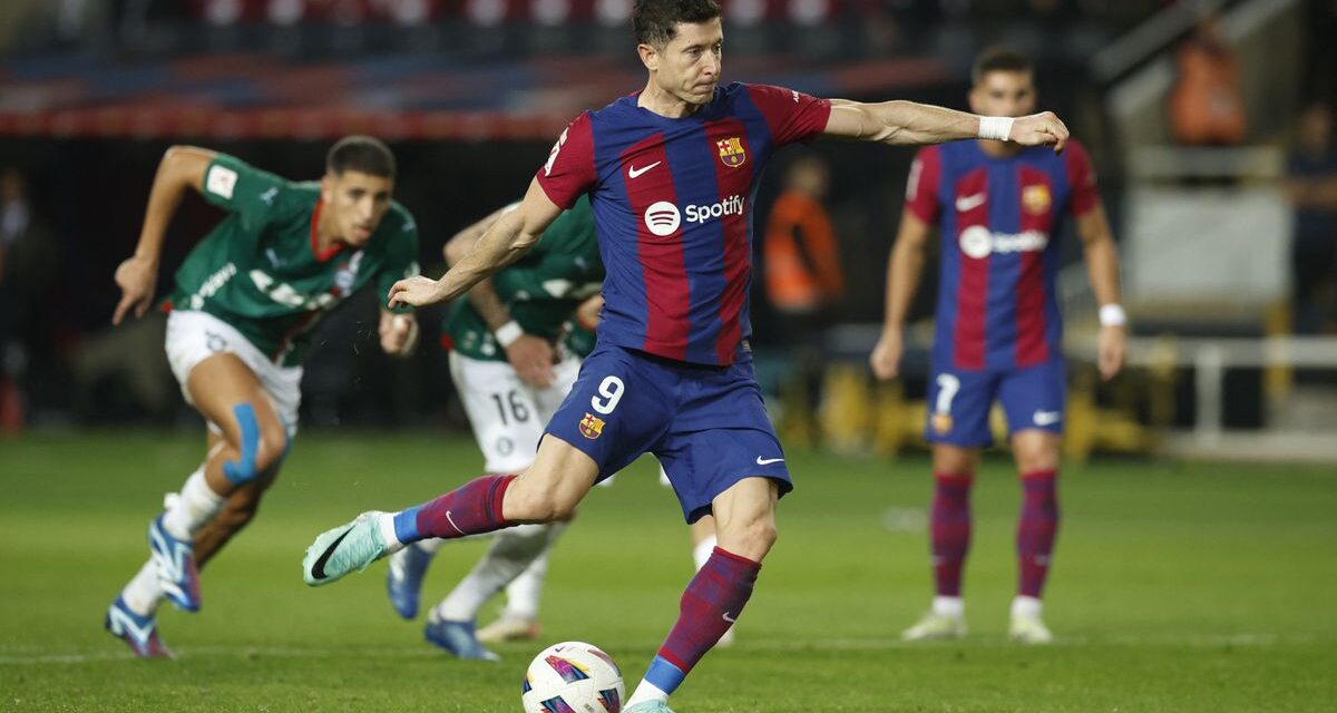 Lewandowski salva un despropósito del Barça ante el Alavés |  Fútbol |  Deportes