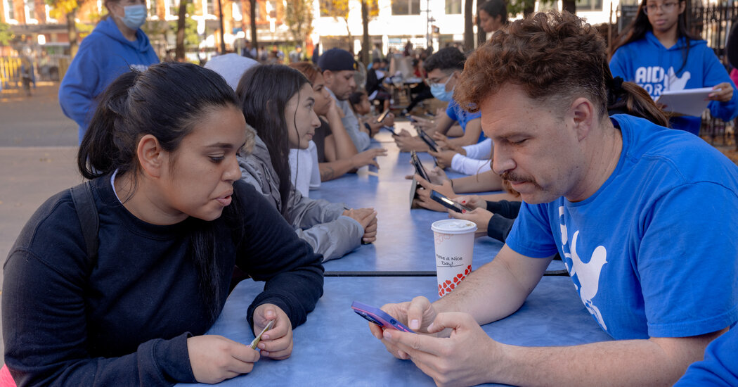 Llegaron sin hogar.  Ahora están ayudando a otros a hacer de Nueva York su hogar.
